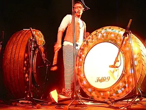 Peu Meurray playing the percussion with recycled tires